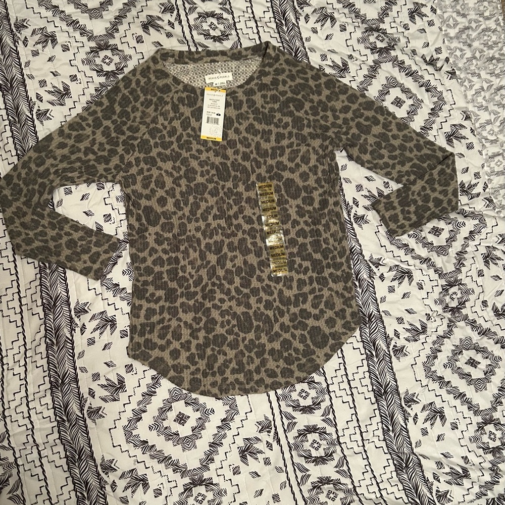 Chic Leopard Print Long Sleeve Top